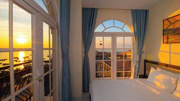 Habitación familiar doble, balcón, vistas al mar | Caja fuerte, escritorio, wifi gratis