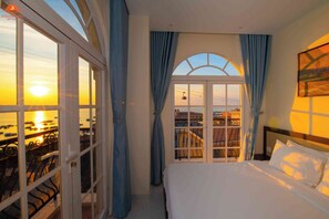 Family Double Room, Balcony, Ocean View | Peti besi dalam bilik, meja, Wi-fi percuma 
