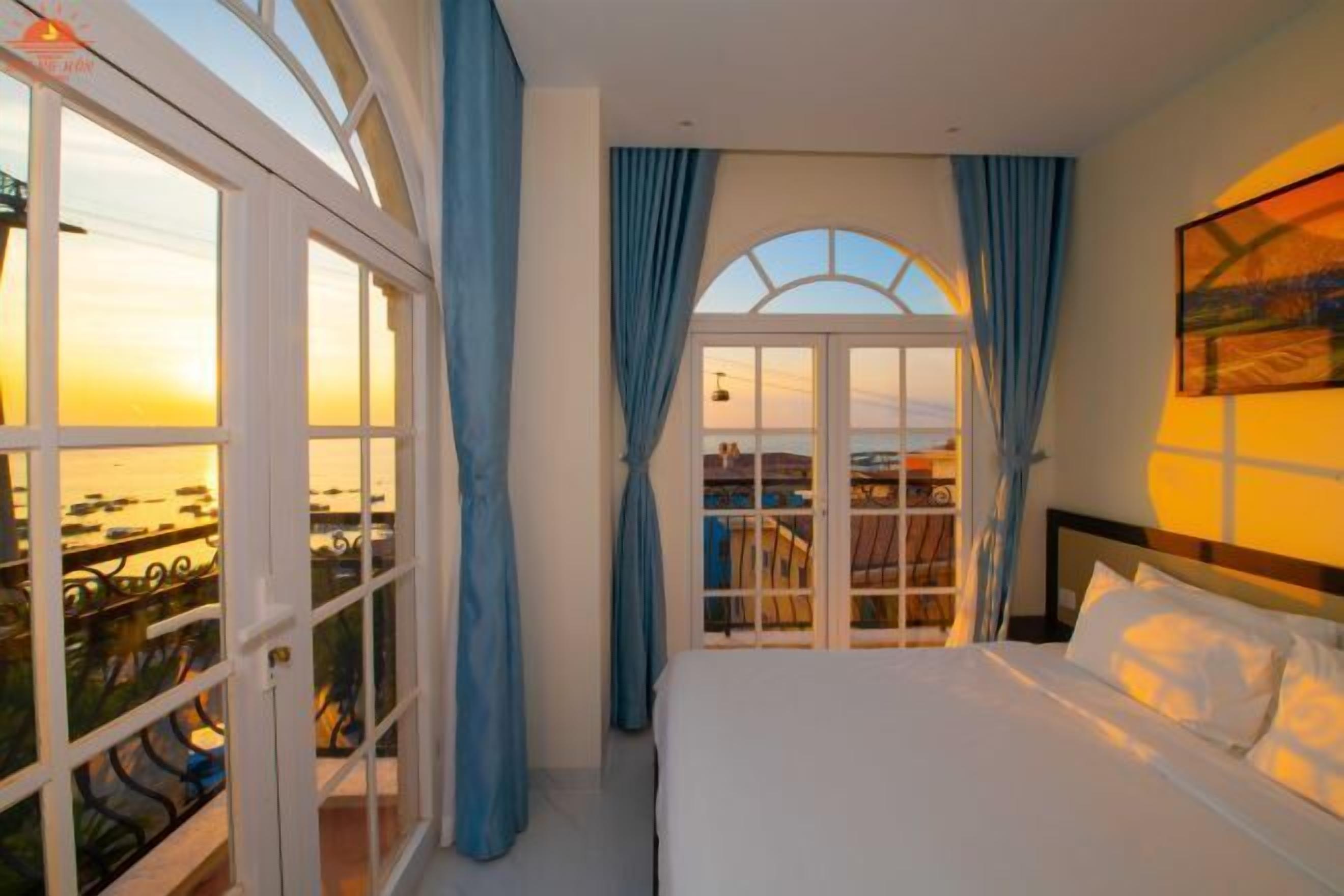 In-room safe, desk, free WiFi