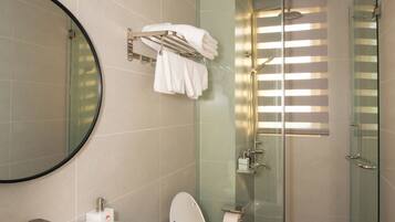 Ducha, secador de pelo, zapatillas y toallas