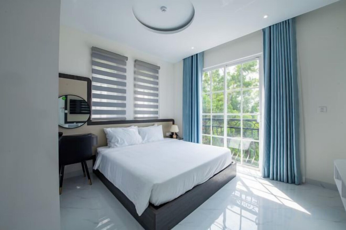 In-room safe, desk, WiFi (free)