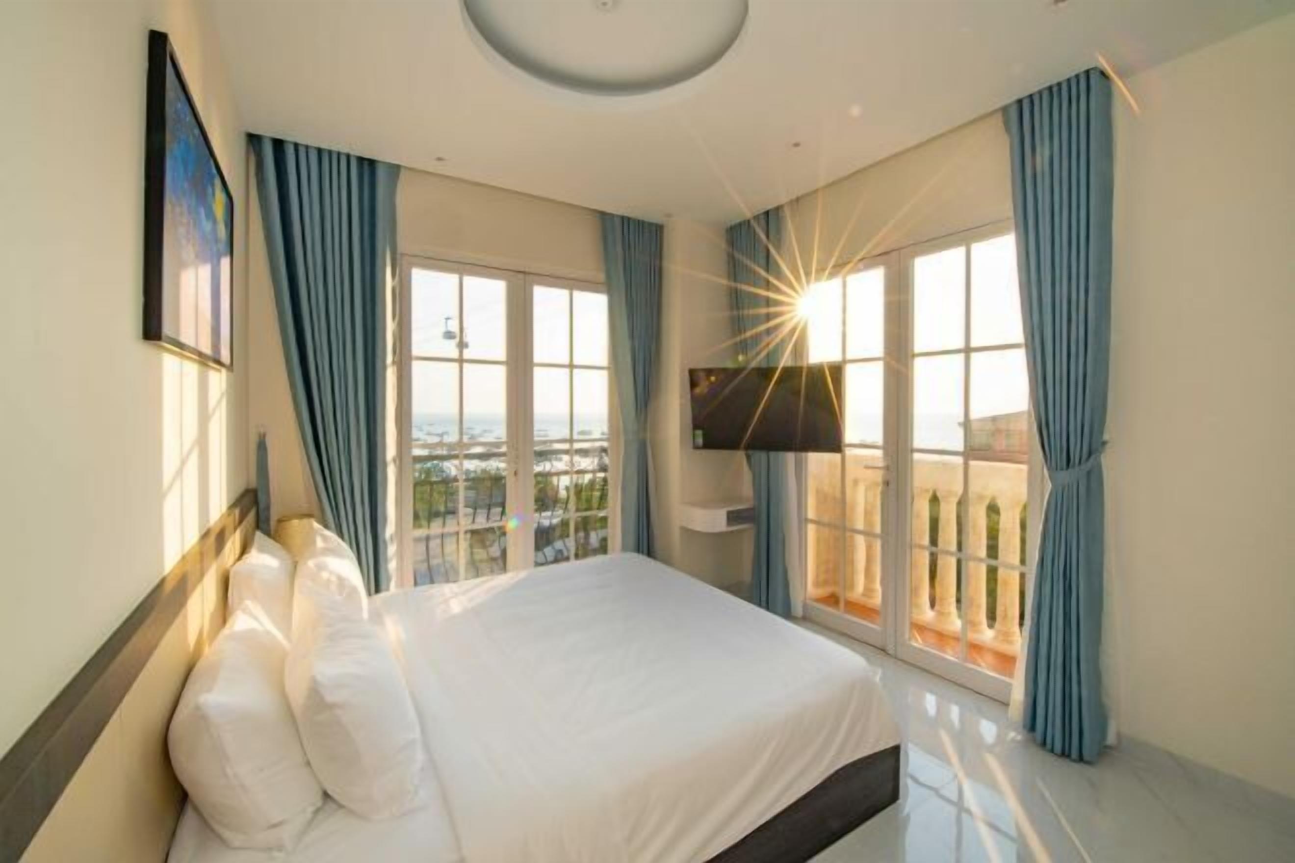 In-room safe, desk, free WiFi