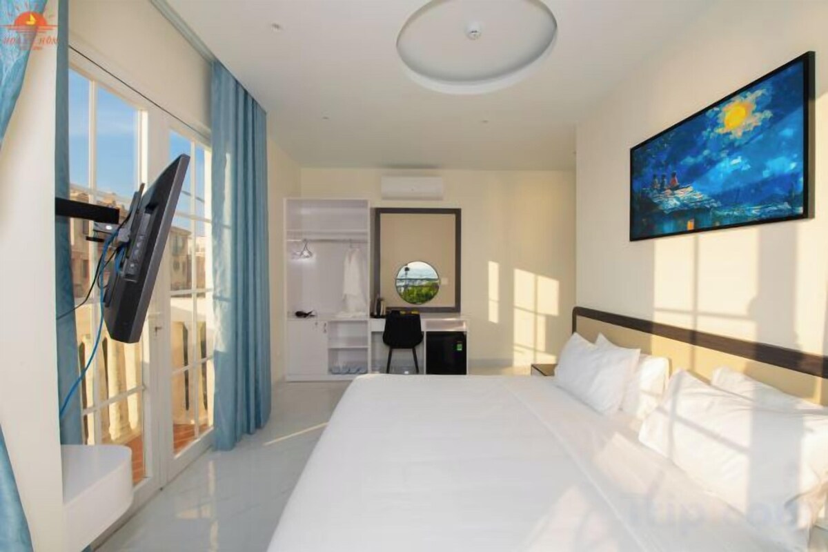 In-room safe, desk, WiFi (free)