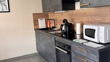 Microondas, horno, placa de cocina y lavavajillas