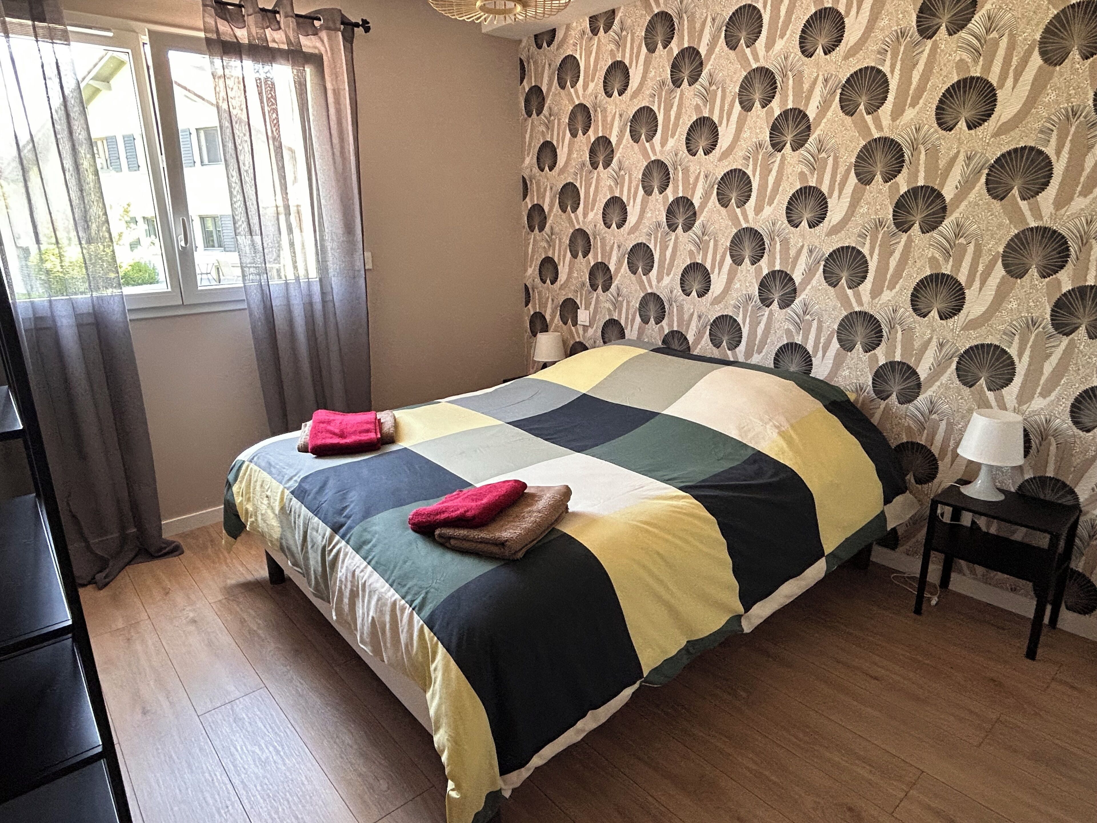 3 chambres, fer et planche à repasser, Wi-Fi, draps fournis