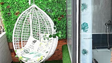 Comfort Condo, 1 King Bed, Courtyard View | Terrace/patio