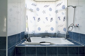 Comfort lakás, 1 king (extra méretű) franciaágy, kilátással az udvarra | Mély merülőkád
