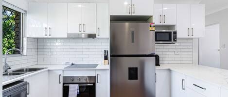 ثلاجة، ميكروويف، فرن، موقد طهي مسطح