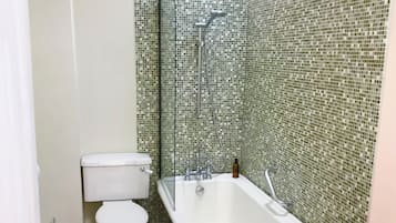SĂšche-cheveux, serviettes fournies, savon, papier toilette