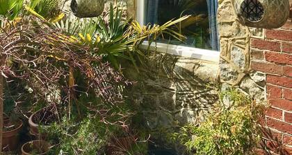 Cosy self contained apartment a stones throw from the Channel Tunnel!