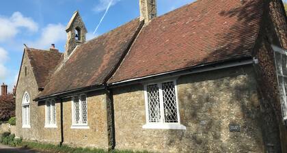 Cosy self contained apartment a stones throw from the Channel Tunnel!