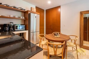 Refrigerador, microondas, parrilla de estufa y cafetera y tetera 