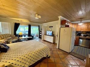 1 dormitorio, escritorio, tabla de planchar con plancha y cuna de viaje