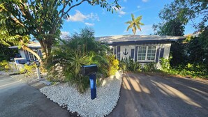 A house with a mailbox, surrounded by white pebbles and greenery. - Dockside Nautical Cottage, Intracoastal North Delray (Delray Beach)