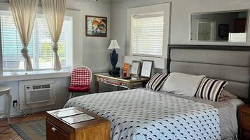 1 chambre, bureau, fer et planche à repasser, lit de bébé portatif