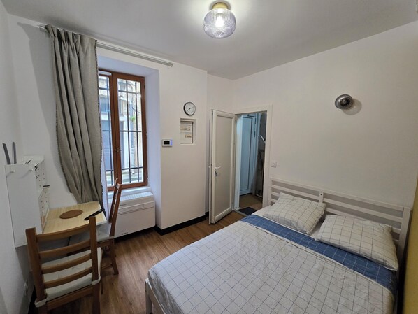 1 habitación, tabla de planchar con plancha, wifi y ropa de cama