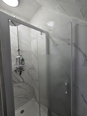 Dusche, Haartrockner, Handtücher, Seife