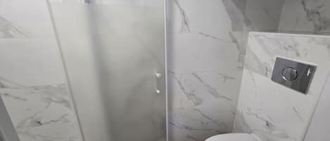 Een douche, een haardroger, handdoeken, zeep