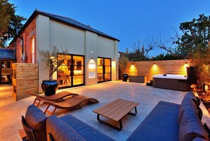 House | Garden - Holiday Home in Kent With Hot Tub & Games Room (Ashford)