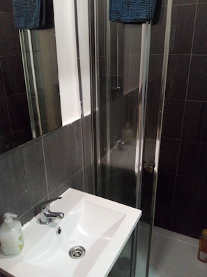 Serviettes fournies, papier toilette