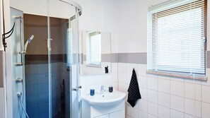 Shower, jetted tub, hair dryer, towels