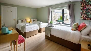 5 bedrooms, iron/ironing board, WiFi, bed sheets