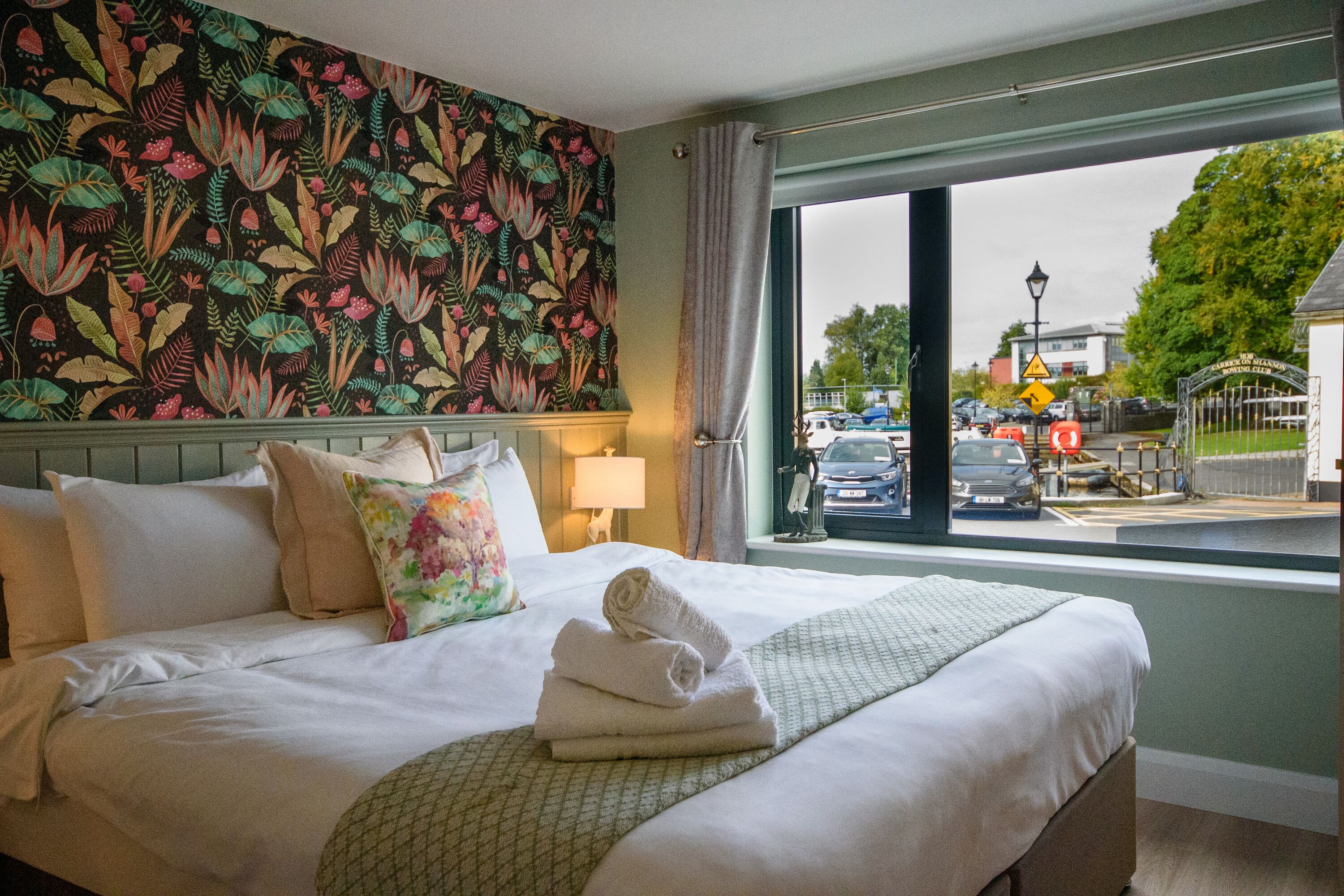 5 bedrooms, iron/ironing board, WiFi, bed sheets