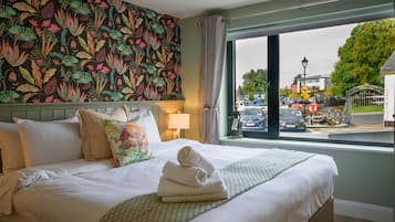 5 bedrooms, iron/ironing board, WiFi, bed sheets