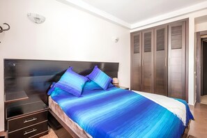 1 habitación, escritorio, tabla de planchar con plancha y cuna de viaje 