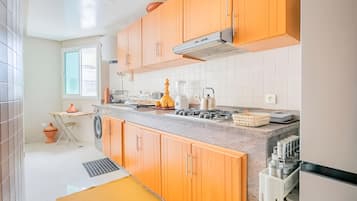 Fridge, stovetop, coffee/tea maker, electric kettle