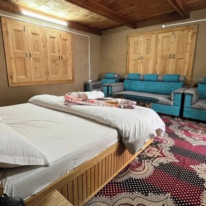 4 bedrooms, iron/ironing board, WiFi, bed sheets