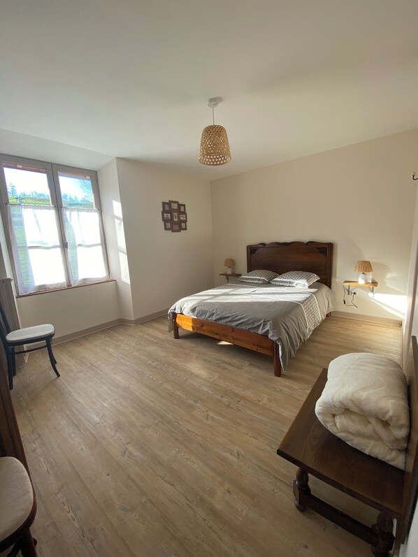 2 bedrooms, iron/ironing board, travel cot, WiFi