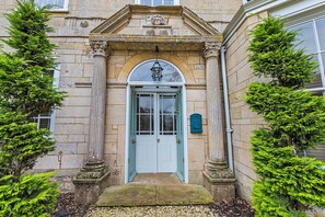 Exterior - 5 Bedroom Holiday Home With Sauna, No Deposit (Milton Keynes)