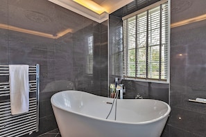 Maison | Salle de bain | Baignoire, sèche-cheveux