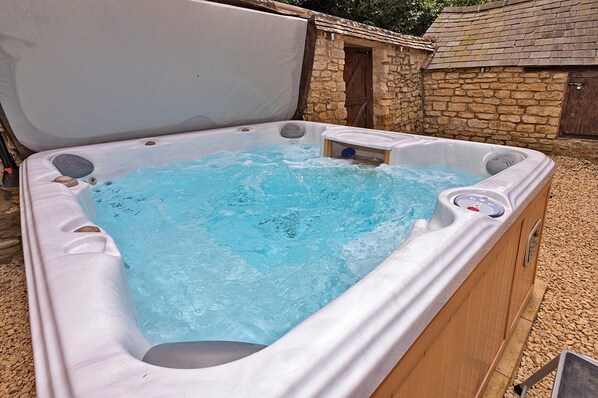 Outdoor spa tub - 5 Bedroom Holiday Home With Sauna, No Deposit (Milton Keynes)