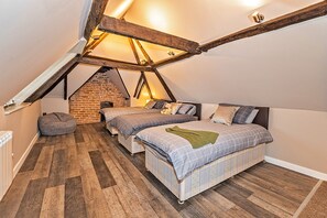 8 bedrooms, iron/ironing board - 5 Bedroom Holiday Home With Sauna, No Deposit (Milton Keynes)