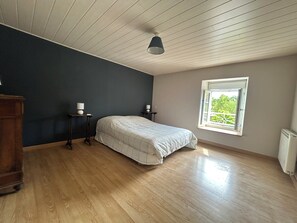 3 habitaciones, tabla de planchar con plancha, cuna de viaje y wifi 