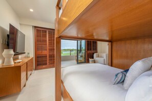 4 habitaciones, escritorio y tabla de planchar con plancha 