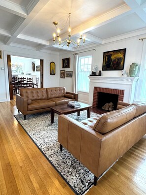 Smart-TV, peis og bøker