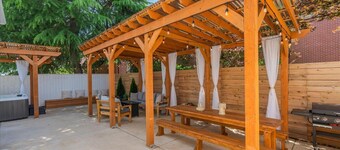 Beautiful 4 bedroom! Hot Tub, Fabulous Downtown Newberg Location!