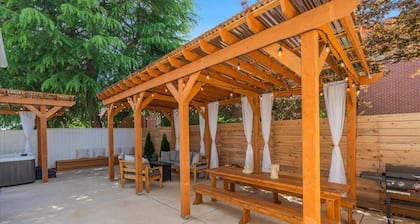 Beautiful 4 bedroom! Hot Tub, Fabulous Downtown Newberg Location!