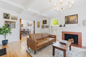 Smart-TV, peis og bøker