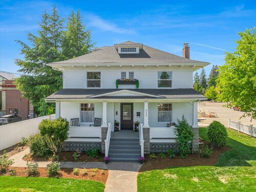 Beautiful 4 bedroom! Hot Tub, Fabulous Downtown Newberg Location!
