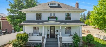 Beautiful 4 bedroom! Hot Tub, Fabulous Downtown Newberg Location!