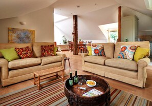 Living room - Loft in Cotswolds With Pool & Scenic Gardens (Chipping Norton)