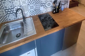 Réfrigérateur, micro-ondes, lave-vaisselle, cafetière/bouilloire