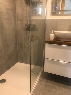 Secador de cabelo, toalhas de banho