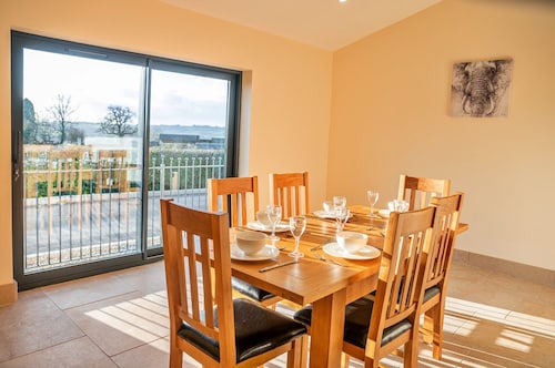 Barn in Cotswolds With Hot Tub & Scenic Trails