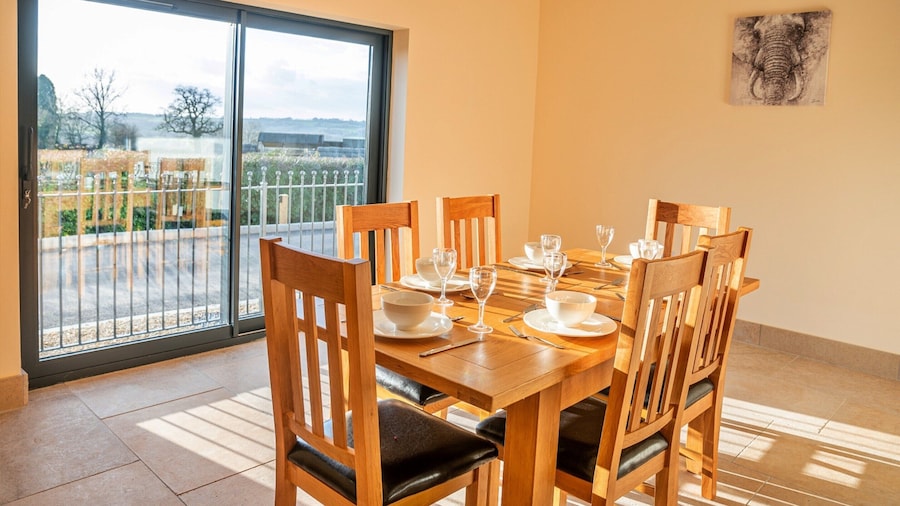 Barn in Cotswolds With Hot Tub & Scenic Trails