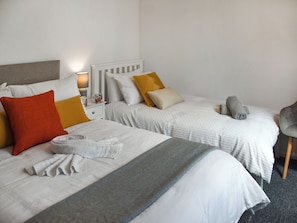 2 室のベッドルーム、WiFi (無料)、ベッドシーツ